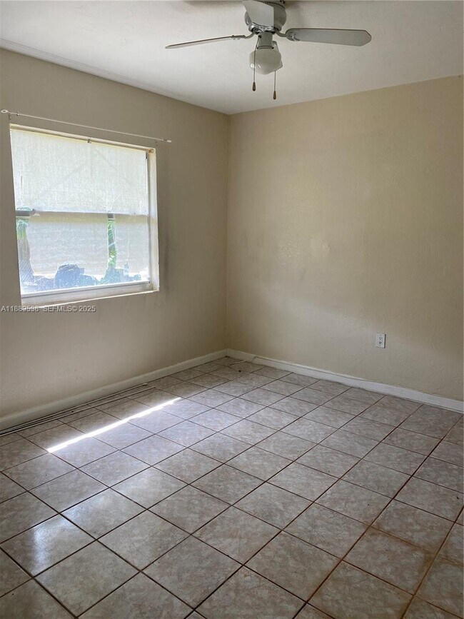 Building Photo - 1060 NE 80th St