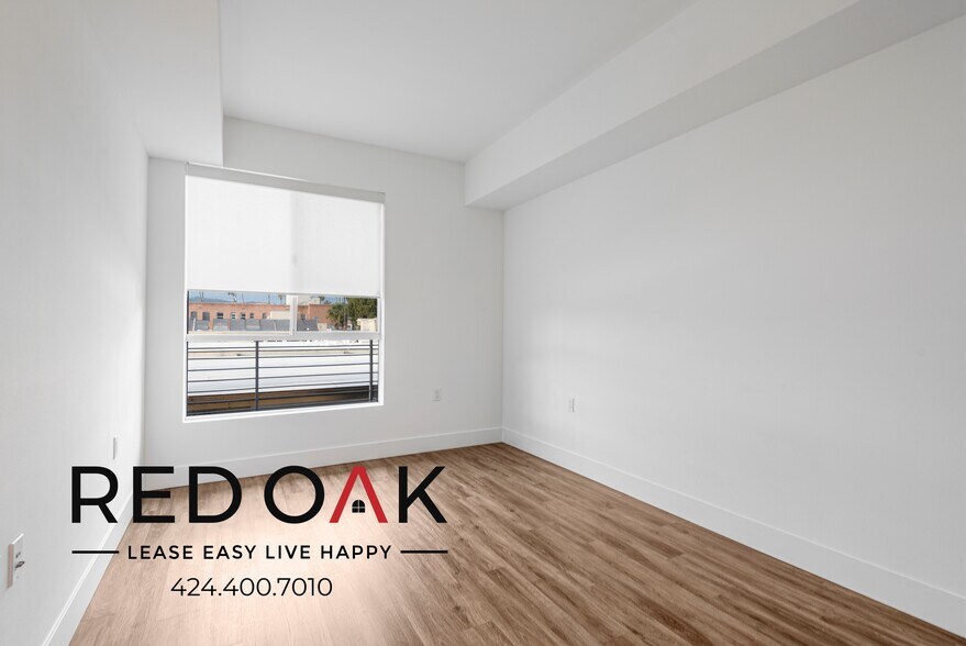 Building Photo - 453 S Kenmore Ave