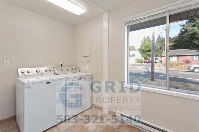Building Photo - Charming 2BR House with Garage & Private Patio in Vancouver!