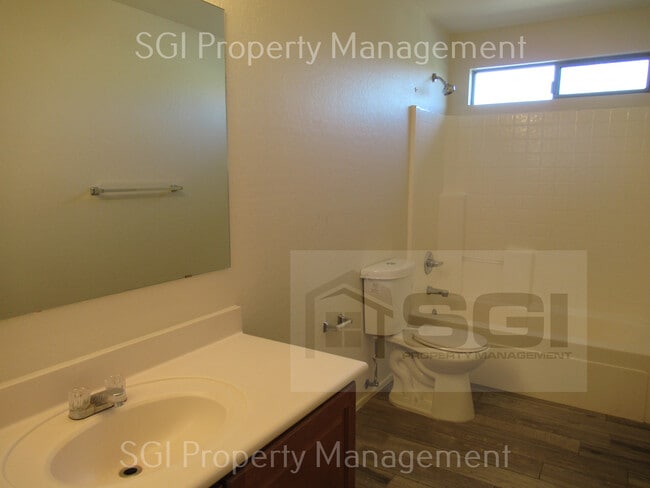 Building Photo - 3123 W Pleasant Ln