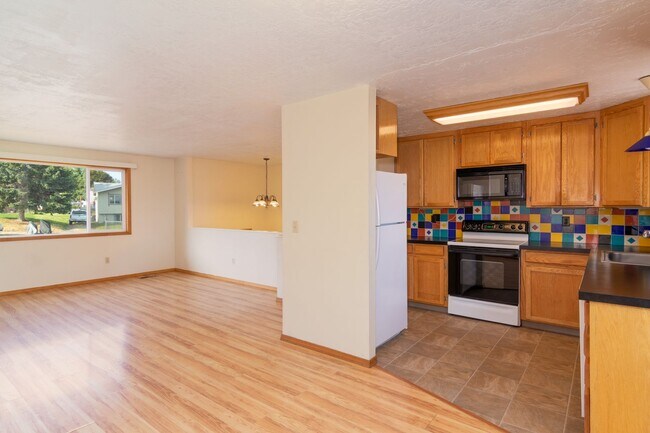 Building Photo - ***Coming soon July 15th***3 bedroom 2 bath next to EWU!!