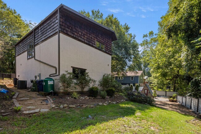 Building Photo - West Asheville Oasis