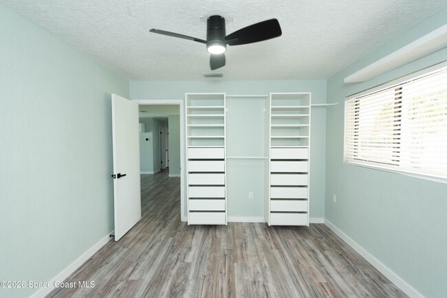 Building Photo - 347 S Lakeside Dr