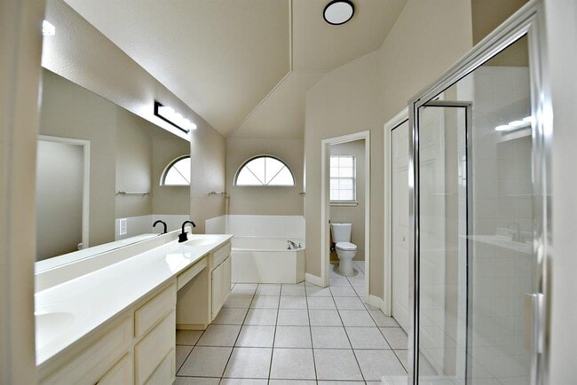 Building Photo - 3924 Newland Dr