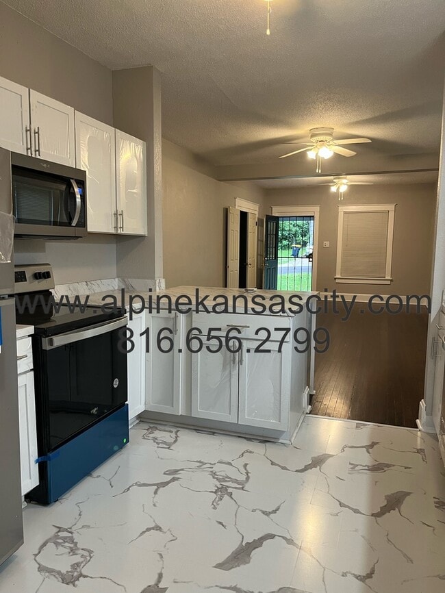 Building Photo - Updated Bungalow in Center District! Section 8 OK.