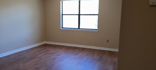 Building Photo - 115 Lytle Rd