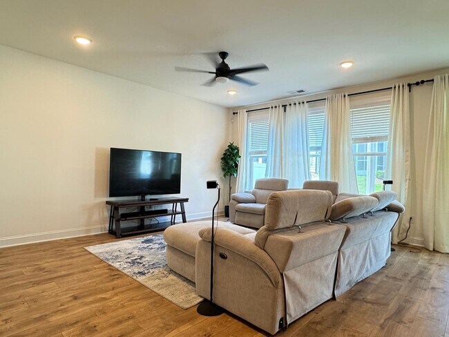 Building Photo - Spacious Luxury 3 Bedroom Townhome for Rent - Great Amenities