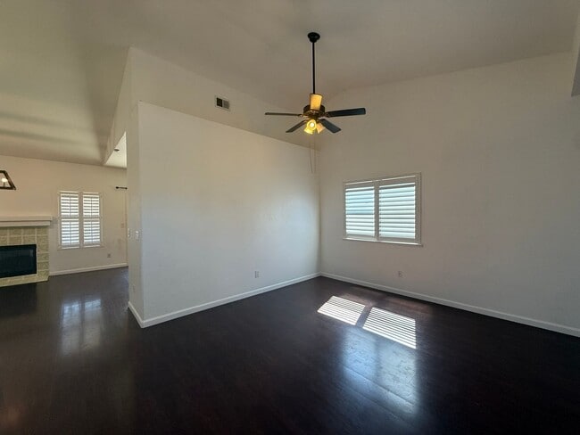 Building Photo - Charming 3 bedroom, 2 bathroom home locate...