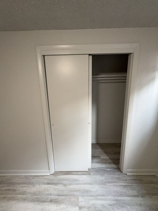 Building Photo - Updated 3 Bed 1 Bath Basement Apartment