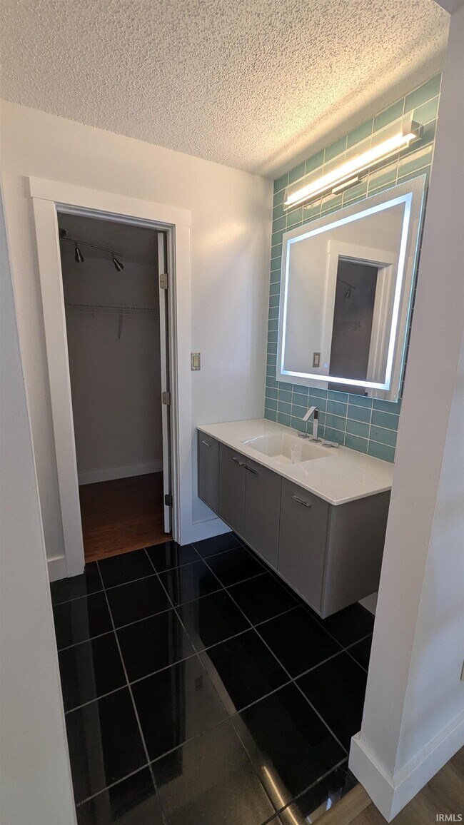 Building Photo - 432 E Laurelwood Dr