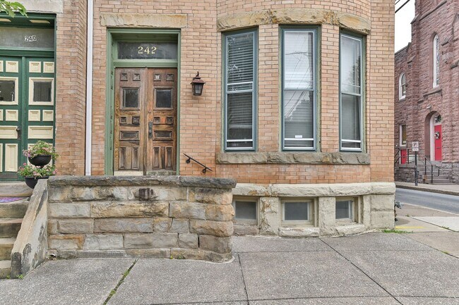 Building Photo - 242 Harris St