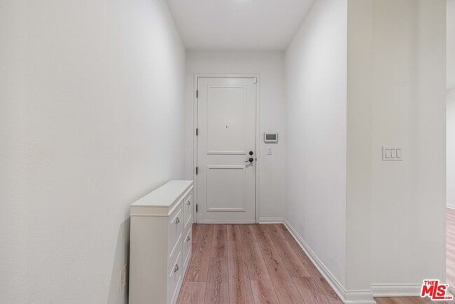 Building Photo - 5625 Crescent Prk W