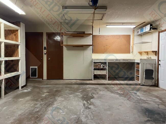Building Photo - Charming 3 Bedroom