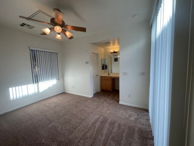 Building Photo - Carry Over Showing: This property has been...