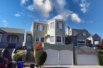 Building Photo - 1925 Charming Oakland Duplex!