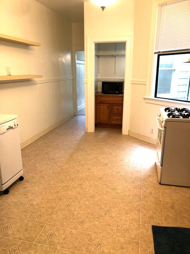 Building Photo - Bright & Spacious 1 Bedroom, Washer/Dryer ...