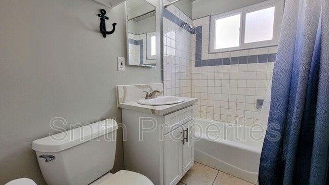 Building Photo - 606 N Irena Ave