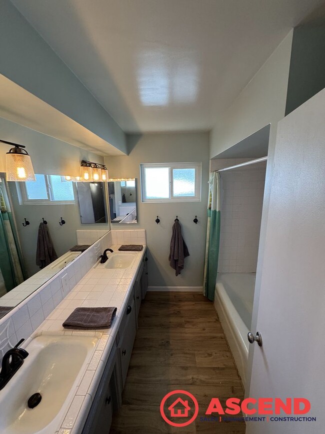 Building Photo - Lovely Home In Olive Dr Area!