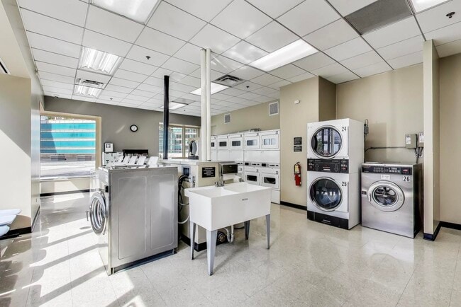 Building Photo - 512 N McClurg Ct