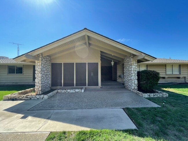 Building Photo - Custom home located next to Oakdale Country Club!