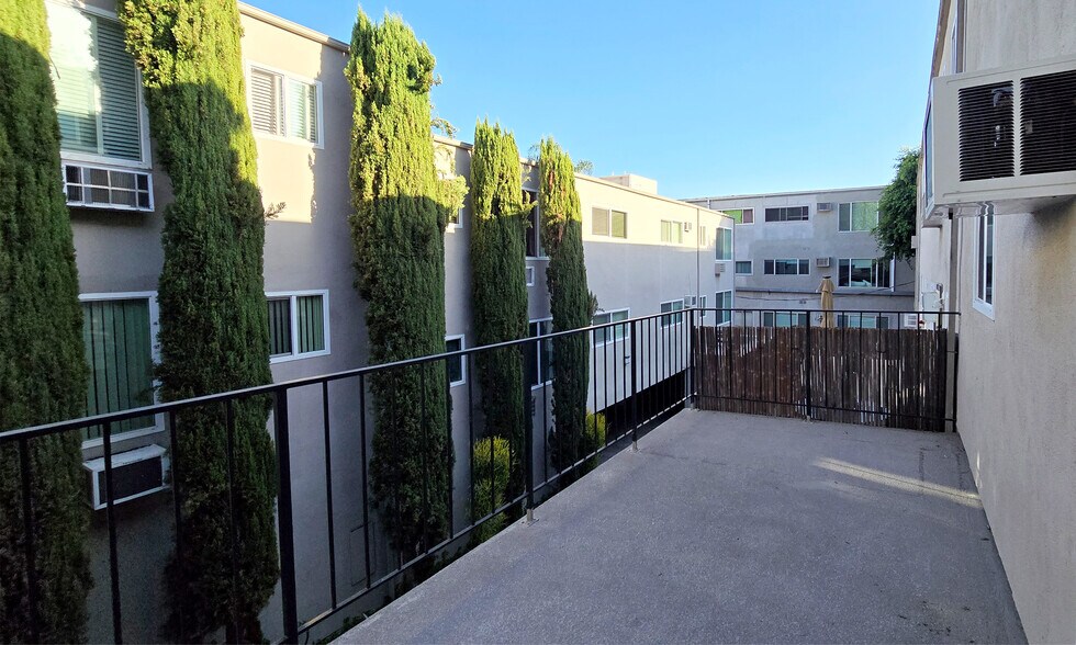 Balcony - 972 Larrabee St