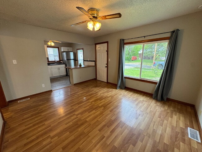 Building Photo - “It’s a Fresh Start” — Remodeled 1 Bed with Washer/Dryer Included
