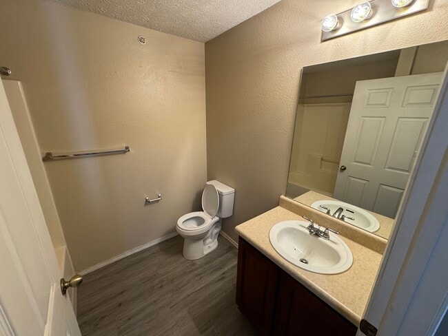 Building Photo - Updated 3 bedroom second floor Apartment a...