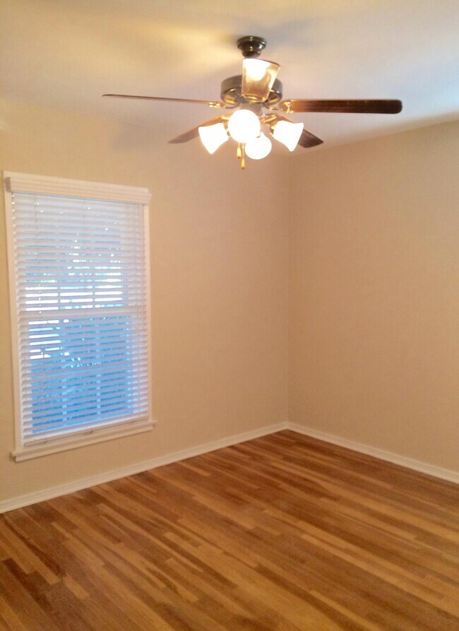 Building Photo - 1831 N Hollywood Way