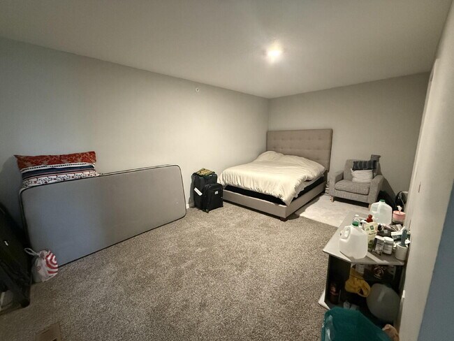 Building Photo - Prime Location Giant four-bed two-bath off Greenway in Longfellow!