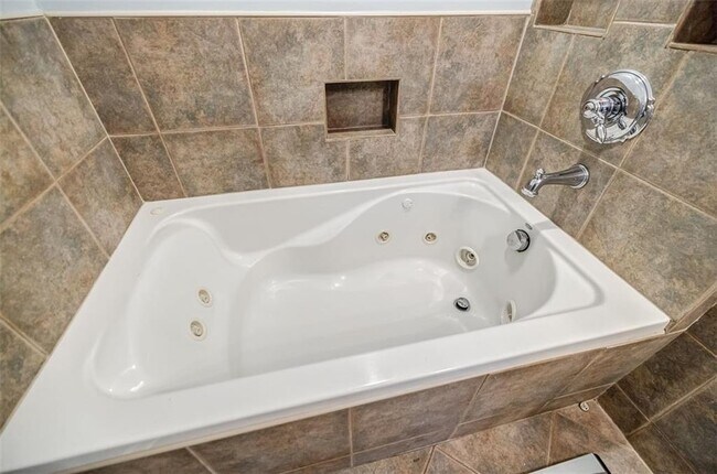 Building Photo - 183 Locust St NE