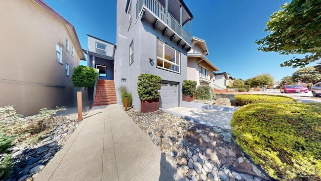 Building Photo - Charming, Renovated 3BR + Sunroom / 3.5 BA...