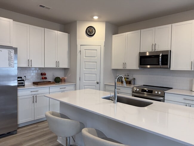 Building Photo - 213 Tartan Dr