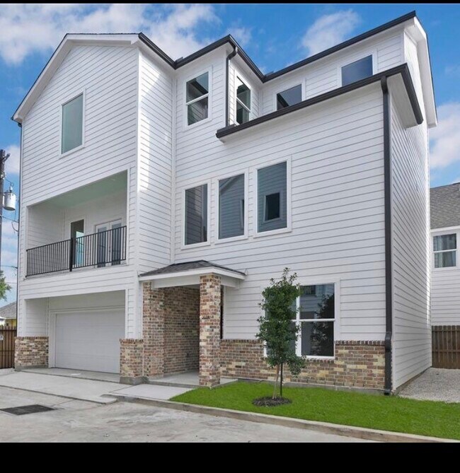 Building Photo - 207 Edgewood St