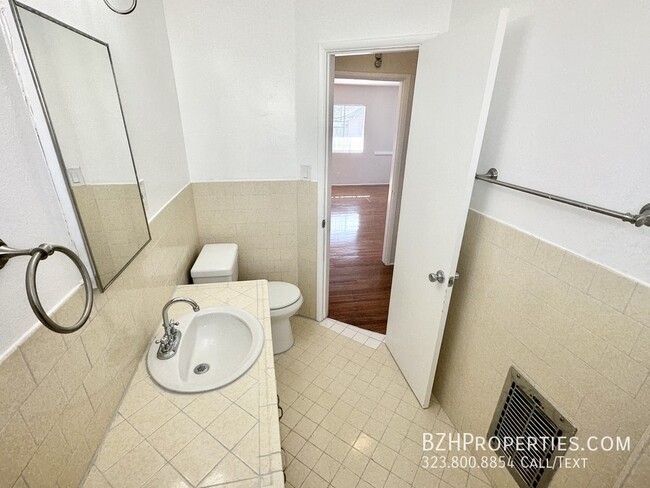 Building Photo - Updated 1Bedrrom 1Bathroom In West Hollywood