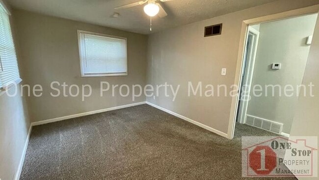 Building Photo - Split level 3 bedroom, 1.5 bathroom, and 1...