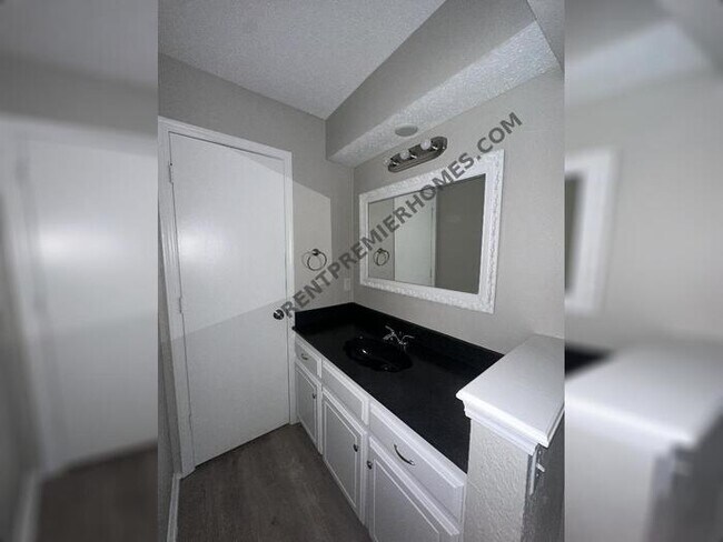 Building Photo - 2632 SW 90th Pl