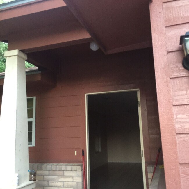 Building Photo - 909 E Jefferson St