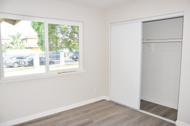 Building Photo - Olive (815) North