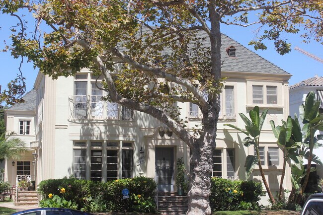 Building Photo - 9945 Robbins Dr