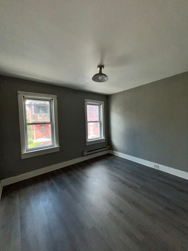 Building Photo - 3 Bedroom, 1 Bath Home Available For Rent
