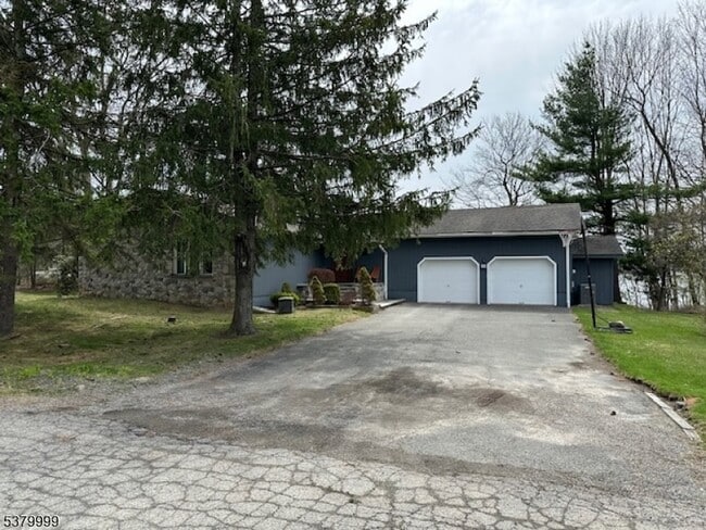 Building Photo - 1 Lakeshore Dr W