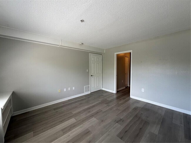 Building Photo - 406 S Cedar Ave