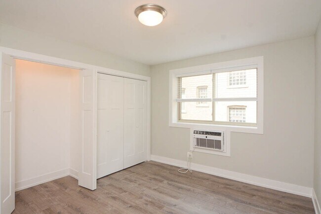 Building Photo - 533 W Surf St