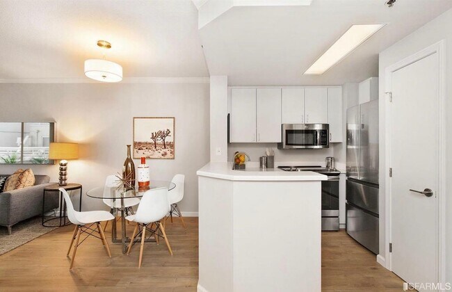 Building Photo - 240 Lombard St