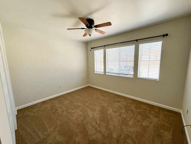 Building Photo - Eastlake : 2 bed, 2.5 bath vaulted ceiling...