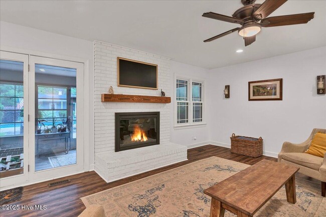 Building Photo - 209 Lazar Ln