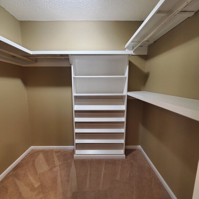 Building Photo - 2403 Spring Valley Cir