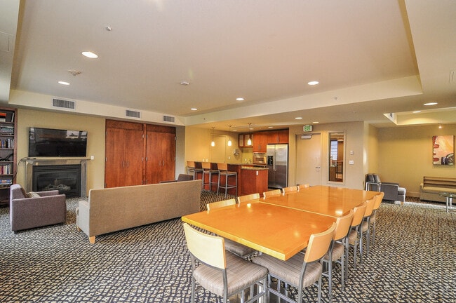 Building Photo - Great 2bd/2ba modern town home located in the center of South Lake Union W/S/G and ( 2) parking s...