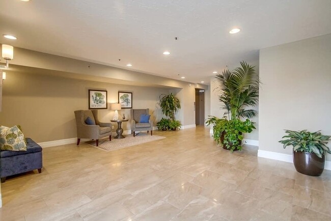 Building Photo - Spacious Bankers Hill 2/2 Condo! Walk to Balboa/Little Italy! 2 Parking Spots!