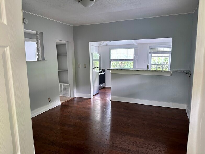 Building Photo - 347 Glenway St